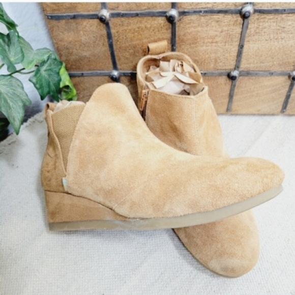 Toms Taupe Suede Heeled Ankle Boot size 5.5 Brown - Picture 1 of 9